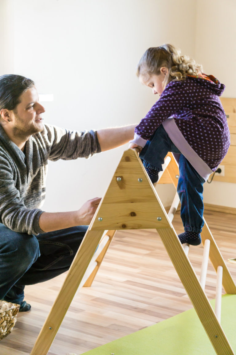 vater und tochter spielen