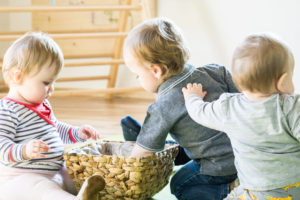 spielende kleinkinder