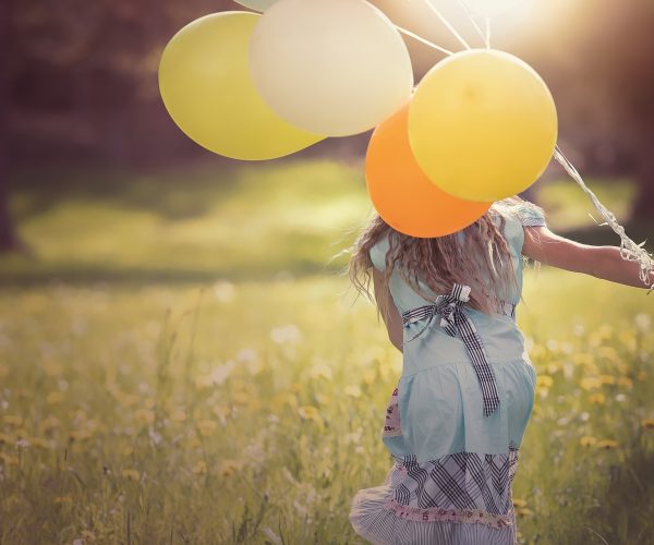 girl-1357485_1920 Kind mit Luftballons
